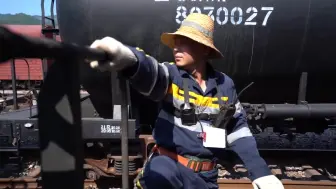 高温下的劳动者：为火车“穿针引线”的人