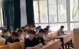 #女子闯进高校教室称遭老师侵犯 警方通报：经过调查认定该老师没有犯罪事实，女子黄某已构成扰乱单位秩序
