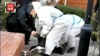 强制带离！女子辱骂推搡核酸检测工作人员及民警