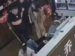 男子持台球杆暴打2女子，打折球杆仍不停手，警方通报：打人者已被刑拘