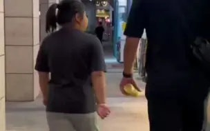妈妈拍女儿和爸爸走路神同步 网友：随便暂停下动作都一样