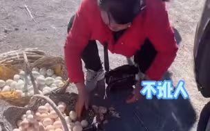 车子溜车压坏鸡蛋 摊主大姐拒要赔偿称“不讹人” 车主：事后买下了鸡蛋和榛子