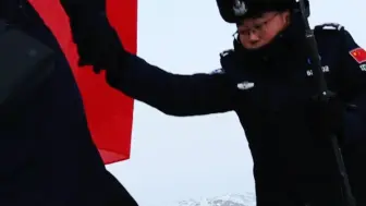 皑皑白雪中的一抹中国红！移民管理警察踏雪巡边，致敬！