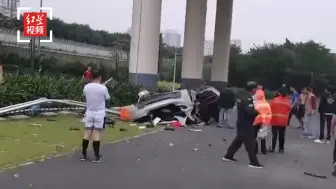 南宁一辆宝马轿车冲破围栏从大桥上坠落 司机被救出时还在大睡