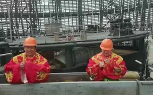 “上海之巅”别样迎财神：擦窗工人扮财神从天而降与游客互动