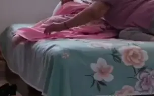 90岁的姥姥给62岁的妈妈掖被角，被外孙女发现后，害羞地笑了...