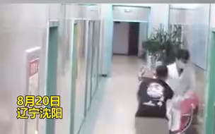 医生低血糖晕倒，被病人家属看到及时出手相救：这一次换我救你！