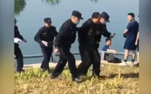 小伙遇抢手机逃跑男子被推入江中身亡，家属称是“见义勇为”