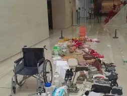 天津美院毕业展展品引人泪目，人的“一生”不过短短几米，从五彩缤纷到黑白灰。