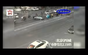 两骑车人先后与同一辆轿车相撞都怪司机转弯太鲁莽