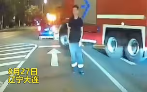 大连凯旋大厦火灾，消防战士紧急奔赴现场，途中敬礼致谢让行车辆！