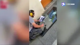 神奇！男子跪地锤玻璃 一顿操作后砸出一张脸