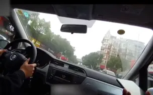执法记录仪里民警和父亲的对话：今年回不去了，年三十你自己开瓶酒