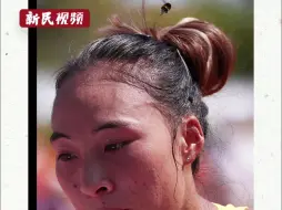 当中国女子网球运动员郑钦文准备起身入场时，忽然有个“不速之客”闯入了镜头。这只小蜜蜂似乎同样被郑钦文所吸引，围绕着她飞了两圈，像是为她加油鼓劲一般