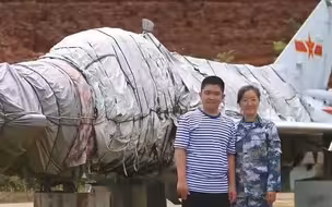 特殊的“重逢” 少年同牺牲父亲的战机合影