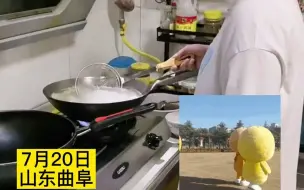 老婆在煮饺子，老公想牵手浪漫一下，老婆反手就给了一个煮熟的饺子，网友：这滚烫的爱