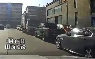 #保暖层被大风刮落砸中小车前窗玻璃 ，女儿被吓得全身发抖，爸爸淡定查看车况