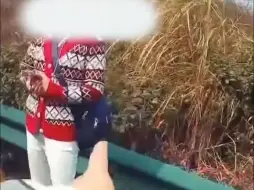 导航输错一个字致路线偏离，女子被气头上的丈夫扔在高速