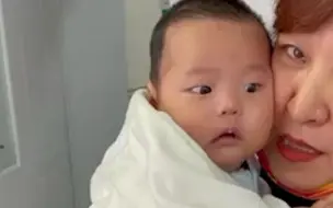 萌娃排队打疫苗听到其他宝宝哭声吓得瞪大双眼 妈妈：既搞笑又心疼