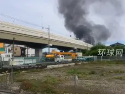 日本7车高速连环相撞致3死，货车车厢被烧成空壳，路过民众惊呼“完蛋了”