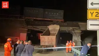 甘肃靖远一卡车撞击铁路桥致火车头出轨坠落：被困3人已被救出