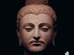 自佛教造像艺术沿着丝路一路向东，佛陀的面庞也由犍陀罗希腊式的静穆庄严，一路演变成东方微笑。借助AIGC技术，让我们看到了石窟艺术的千年之变和中华文化的一脉相承。