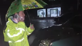 夜幕中，他们在街头打手电冒雨坚守 直至涉水车辆悉数撤离