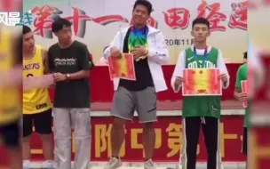 高中体育生最后一年参加运动会 领奖台撩开衣服亮出家当惊呆全场