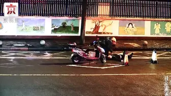 太暖了！男子醉卧马路中央，外卖小哥“派送”保护圈