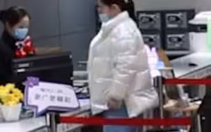 准妈妈鞋带散开不方便系 营业员小哥发现后...... 网友：你一个小小的举动温暖了她整个冬天