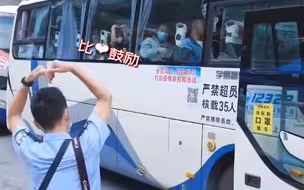 四川宝兴震后329名考生转运邻县高考 蜀黍“比心”送祝福