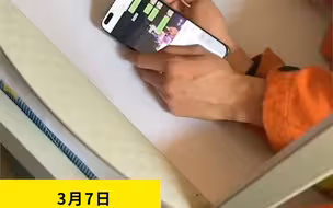 消防员累到睡着 手机屏幕上显示着发给女友的信息让人心疼
