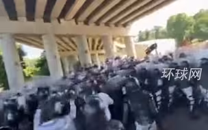美墨边境大批移民冲破警察封锁逼近美国，400名警察封路没拦住