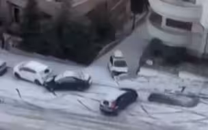 下坡宛如开碰碰车！土耳其道路结冰多车打滑相撞