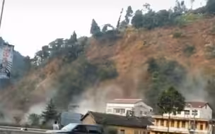 陕西镇巴大面积山体垮塌瞬间：土石夹裹树木倾泻而下 已形成堰塞湖