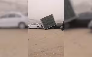 沙尘暴的风能有多大？彩钢房直接吹飞 轿车被砸后变身“房车”
