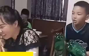 妈妈过生日，男孩爆笑演绎《生日快乐》歌，逗得众人狂笑不止