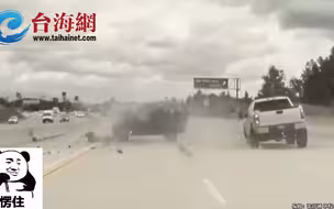 美国一辆皮卡轮胎突然脱落 同向行驶车辆直接被