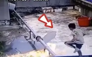 广西13岁男孩屋顶纵火，监控拍下引燃瞬间，所幸无人员伤亡