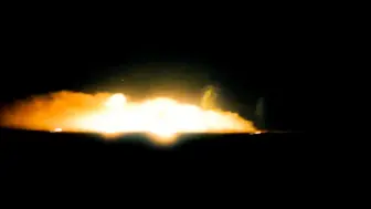 俄军两架战机夜袭乌军在库尔斯克地区集结地 爆炸照亮夜空硝烟四起