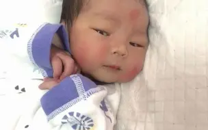 妈妈对出生两天的宝宝说要乖乖听话哦，宝宝小手比OK手势回应。@148964766