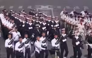 马克龙和莫迪在巴黎香榭丽舍大街共同观看巴士底日阅兵表演