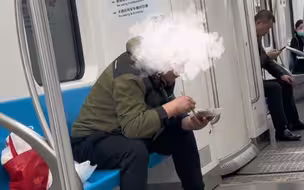男子在上海地铁车厢内吃鱼，把骨头吐一地不清理，轨交公安：依法罚款50元。