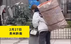 女孩返校扛行李上4楼 全程踉踉跄跄逗乐网友：快给她发个男友