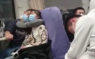 情侣在列车上相拥而憩