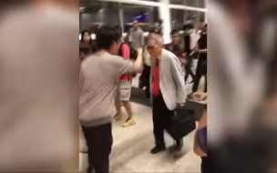 示威者滋扰香港机场 竟聚众欺凌老人