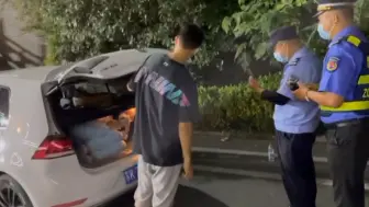 现场！扬州男子将女生藏后备箱疑似躲避防疫检查 不料被当场查到