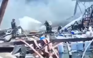 泰国一家台资化工厂发生大爆炸，70多栋建筑被毁，消防员救火时不慎被火焰吞没