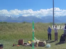 少年们在新疆天山脚下利用饮料瓶，成功发射三级水火箭，并完美回收