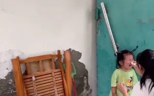 妈妈教育孩子 爷爷站一旁心疼但没干预 ：宠爱但不溺爱！